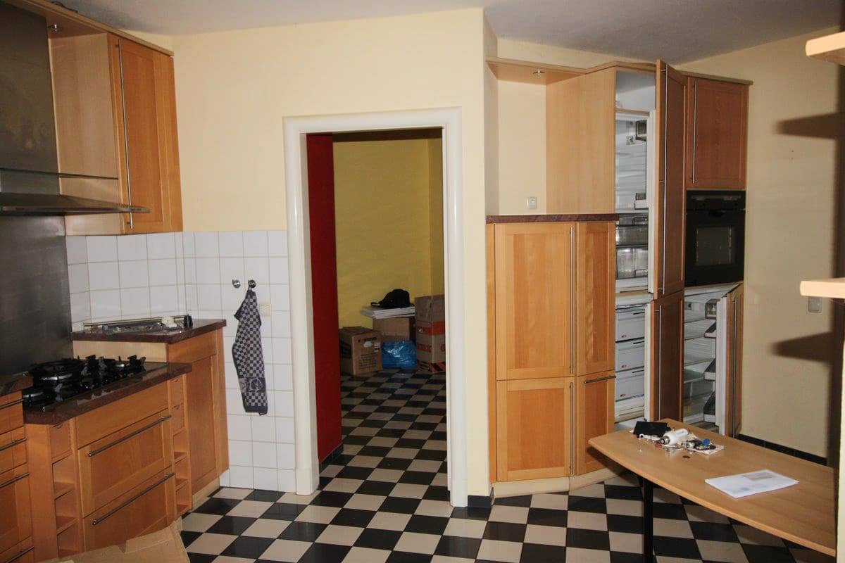 leere Küche vor dem Staging