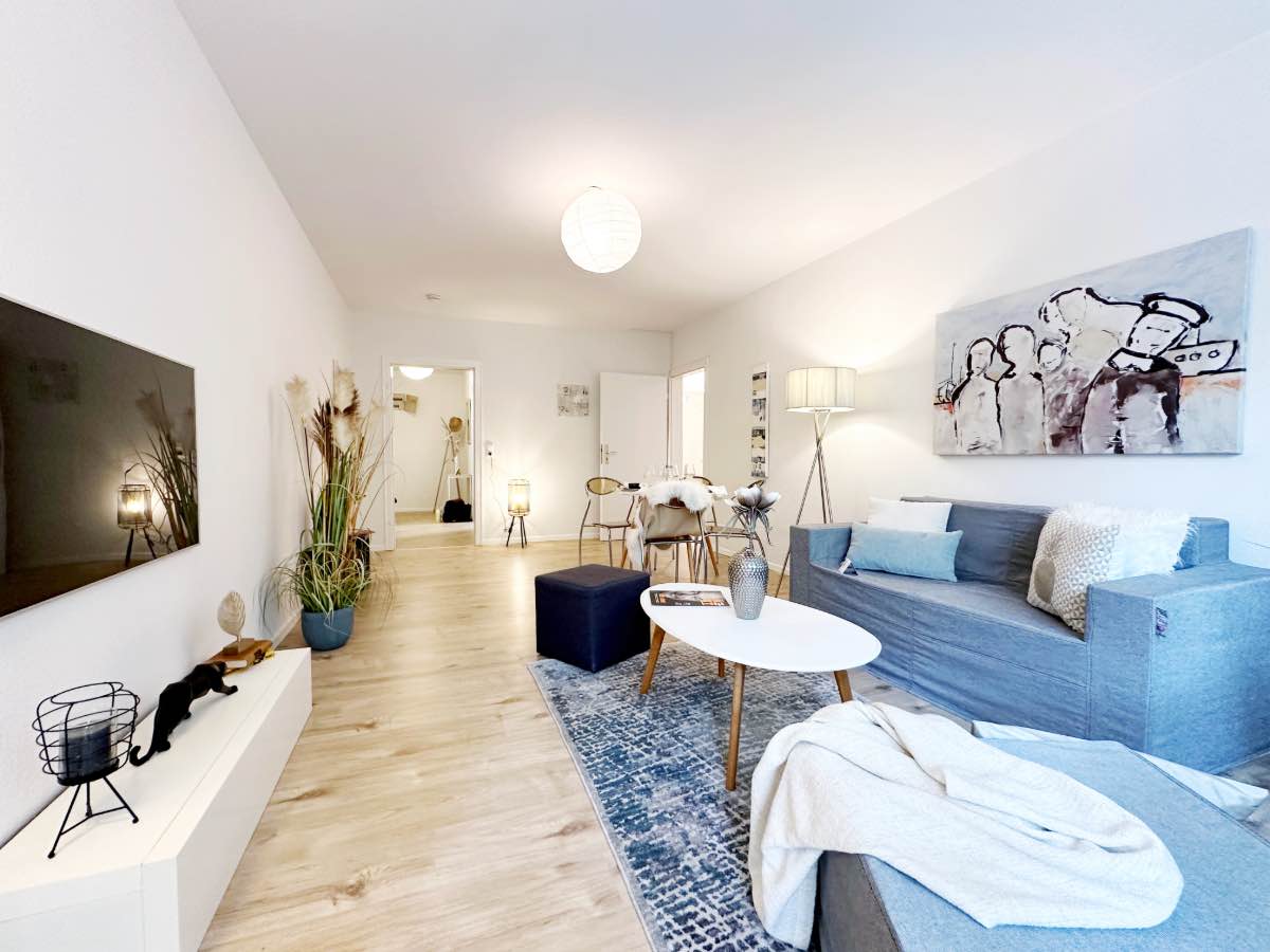 Wohnzimmer mit Essbereich mit professionellem Home Staging in Hamburg Barmbek