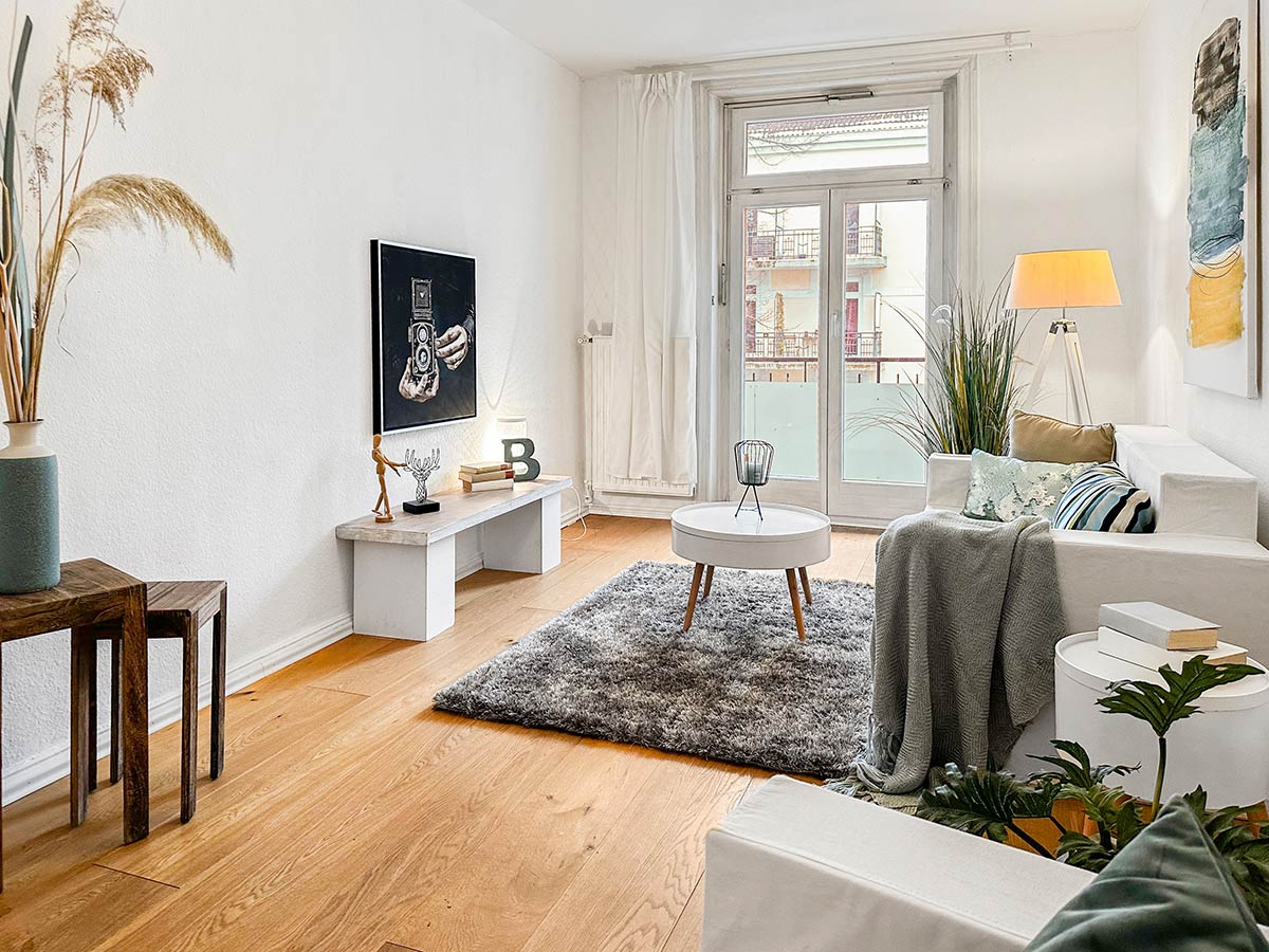 Wohnzimmer in einem klassichen Hamburger Altbau mit Home Staging