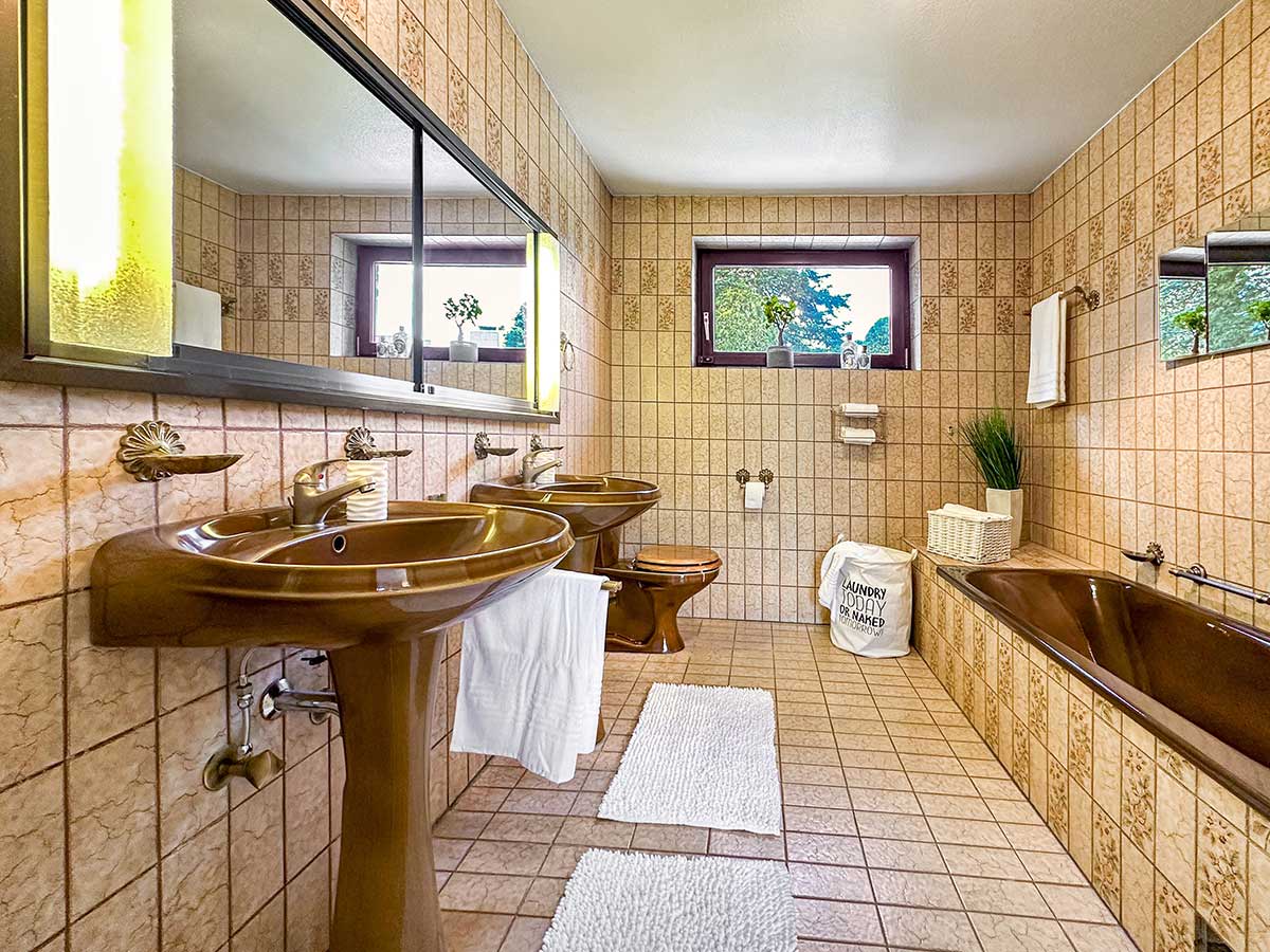 Badezimmer einer Erbimmobilie mit Home Staging in Henstedt Ulzburg