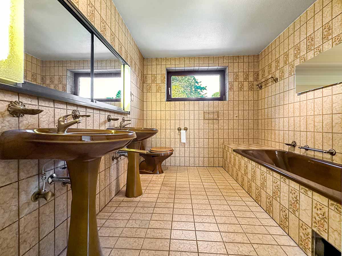 Badezimmer einer Erbimmobilie ohne Home Staging in Henstedt Ulzburg