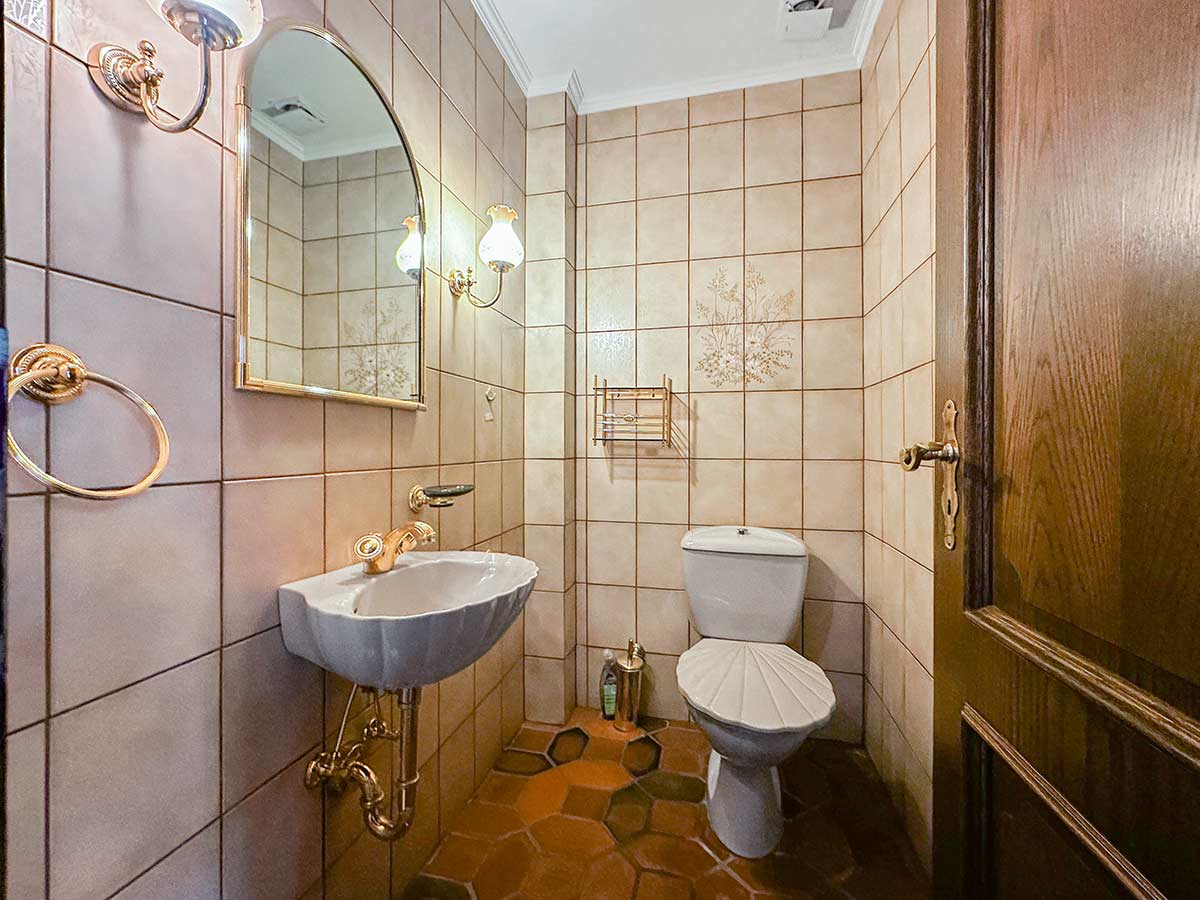 Gäste WC einer Erbimmobilie ohne Home Staging