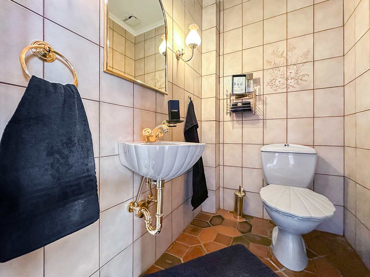 Gäste WC einer Erbimmobilie mit Home Staging