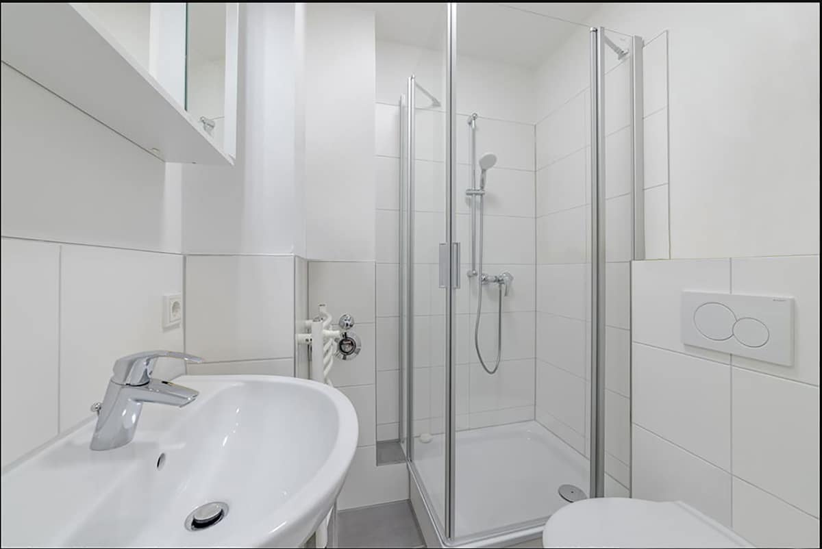 Duschbad ohne Home Staging beim Immobilienverkauf