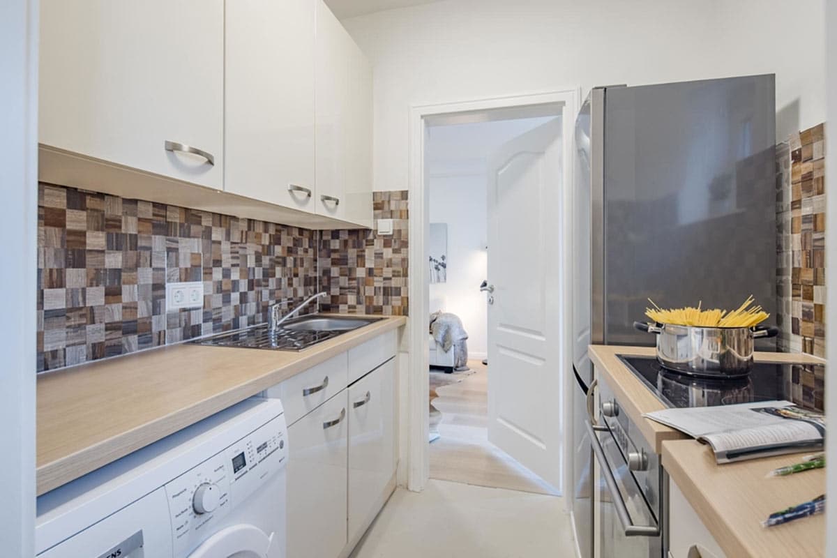 Kleine Einbauküche mit Home Staging in Hamburg