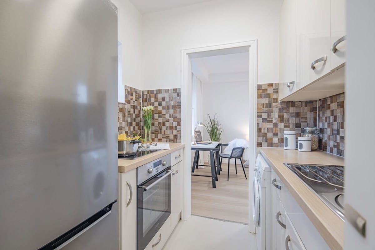 Kleine Einbauküche mit Home Staging