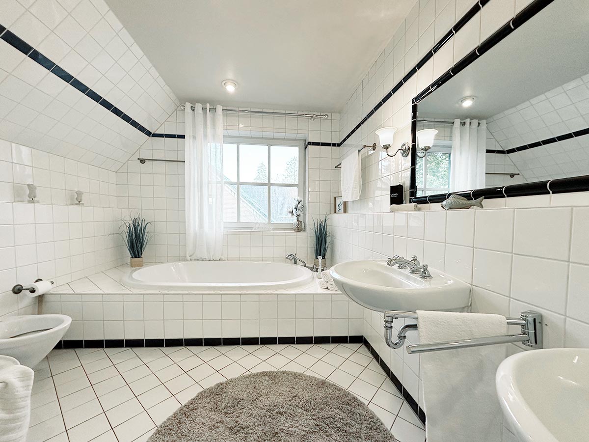 Großes Tageslicht Bad mit Badewanne, Dusche und Doppelwaschbecken