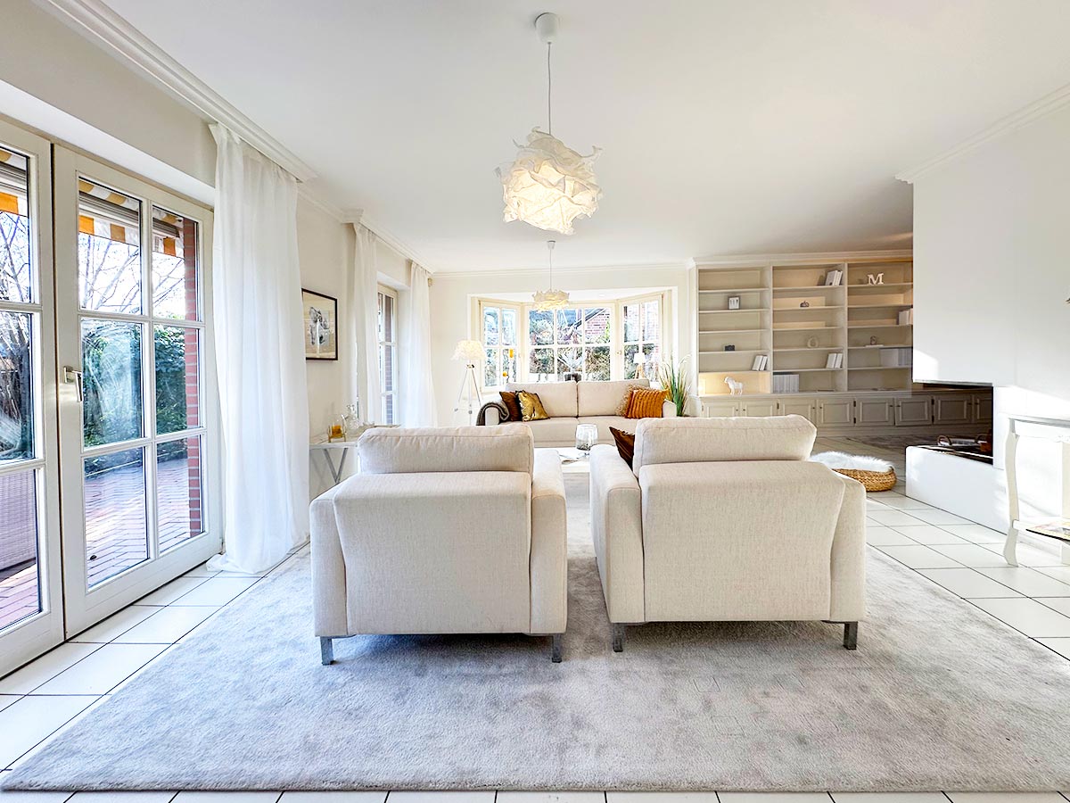 Wohn- und Essbereich mit Kamin in Halstenbek