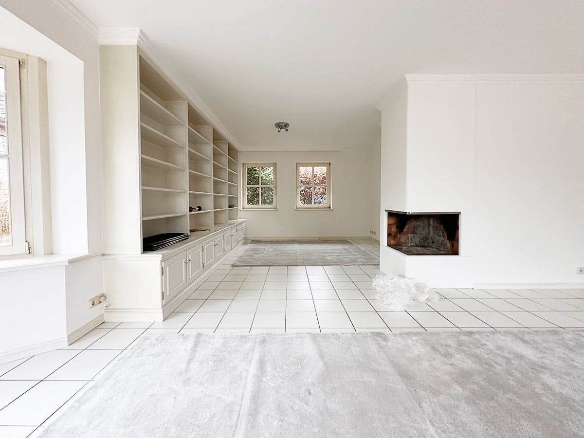 Offener Kamin mit Bibliothek ohne Home Staging