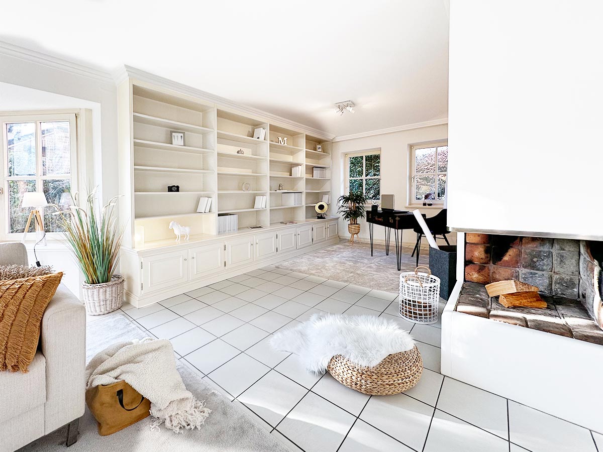 Offener Kamin mit Bibliothek mit Home Staging