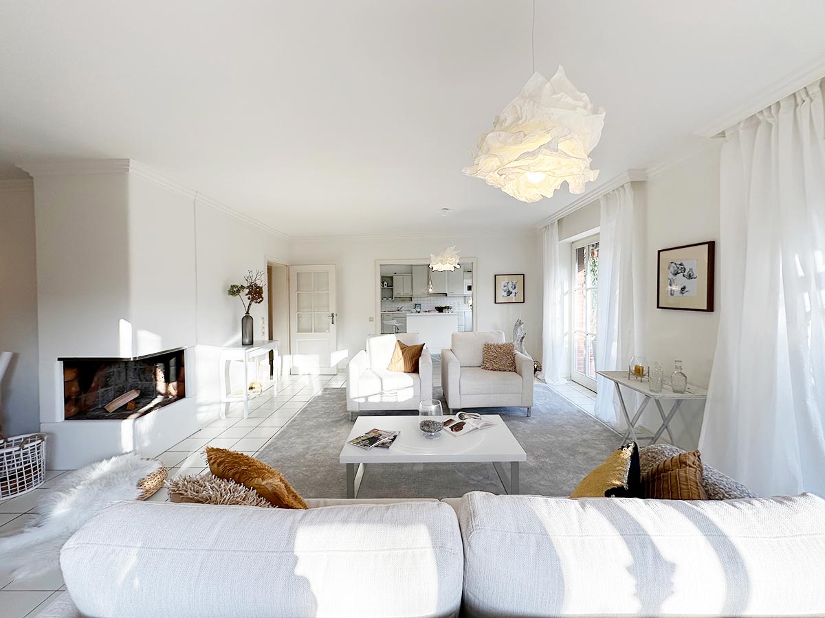 Großes Wohnzimmer mit direktem Zugang zur Terasse und zur großen Küche