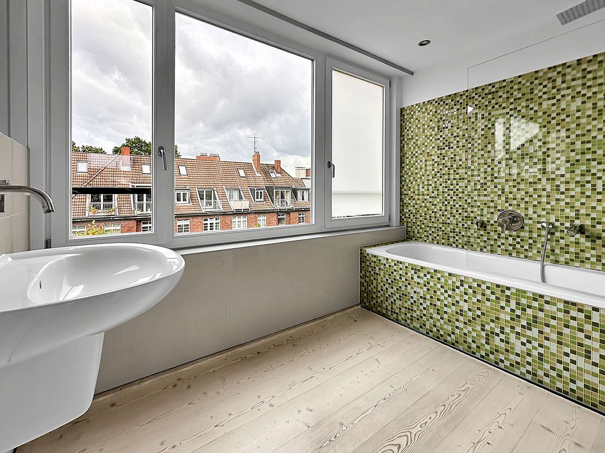 Modernes Bad in einem Hamburger Penthouse ohne Home Staging