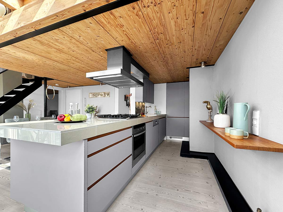 Moderne Einbauküche mit Home Staging