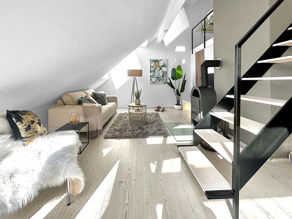 Wohnzimmer mit Kamin und Home Staging