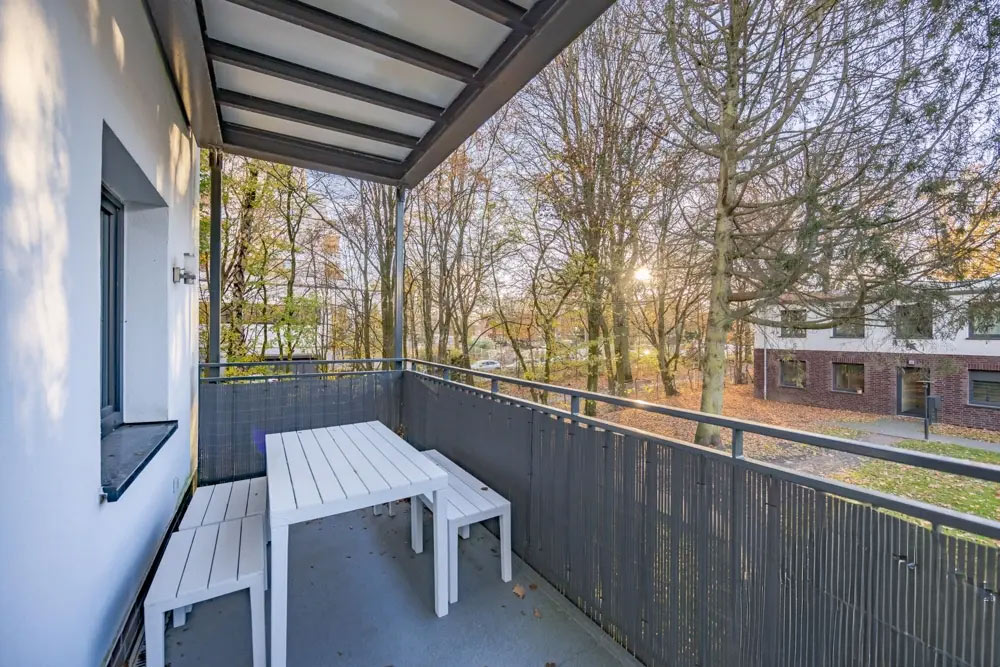 Großer Balkon mit Blick in den Garten