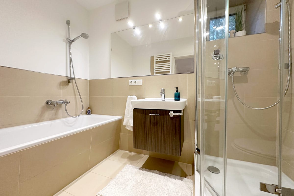 Modernes Tageslichtbad mit Dusche und Badewanne