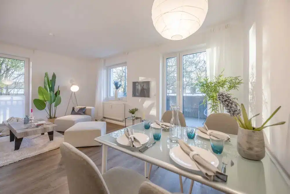 Heller Essbereich in einer Neubauwohnung in Hamburg Langenhorn