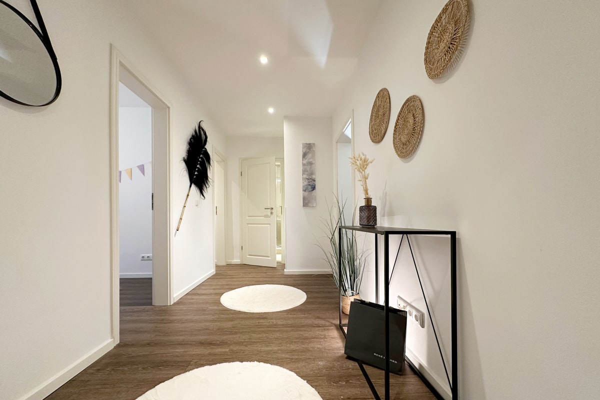 Moderner, heller Flur mit Boho Dekoration