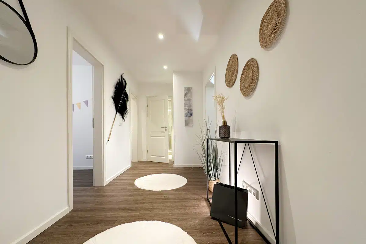 Moderner, heller Flur mit Boho Dekoration