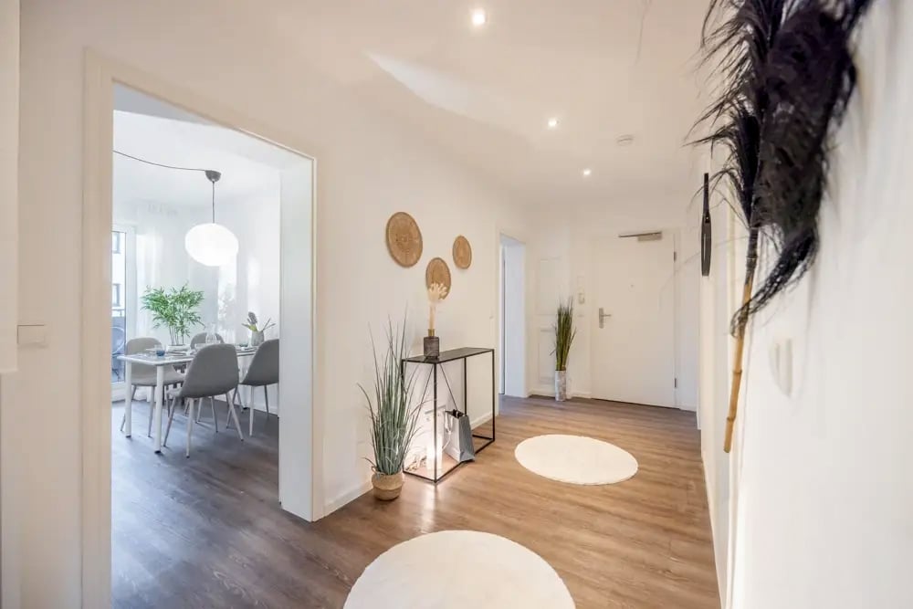 Geräumiger Eingangsbereich mit moderner Ausstattung