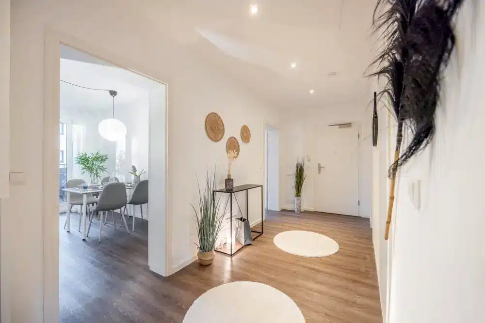 Geräumiger Eingangsbereich mit moderner Ausstattung