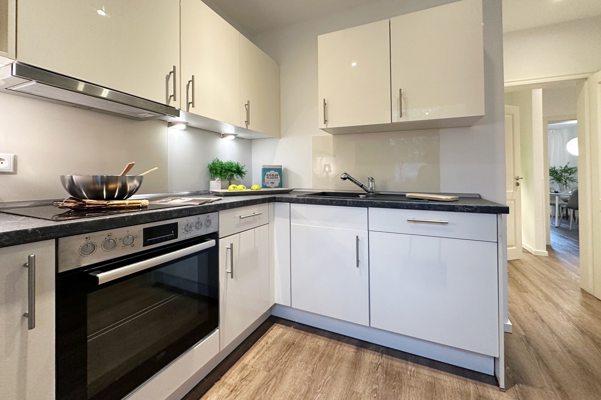 Moderne Einbauküche mit hellen Schränken in Hamburg