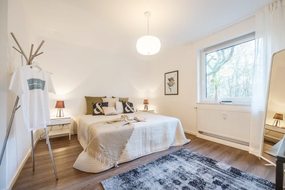 Schlafzimmer mit heller Einrichtung in Hamburg Langenhorn