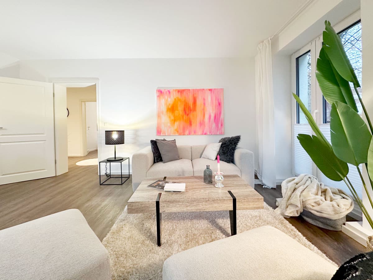 Modernes Wohnzimmer mit Home Staging