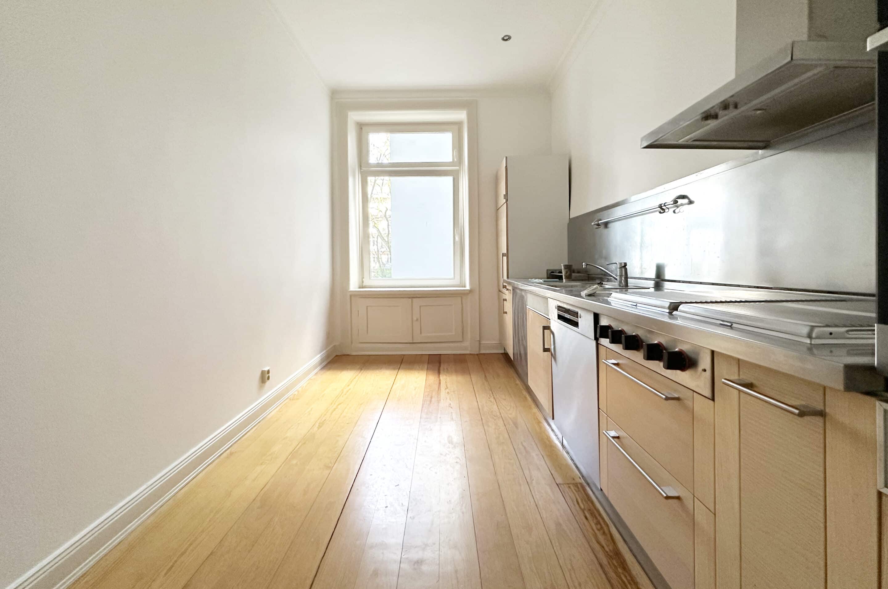 Unbewohnte und leere Einbauküche in einer Hamburger Altbauwohnung