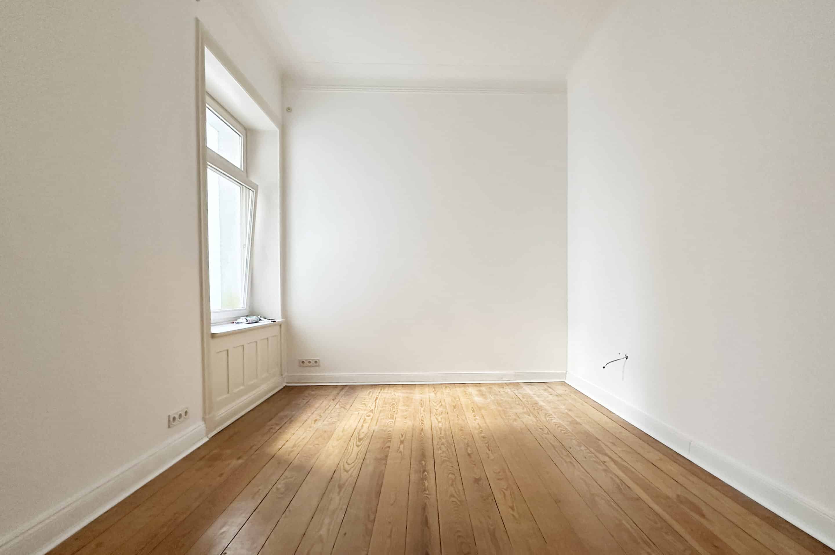 Leeres Zimmer in einer Hamburger Altbauwohnung