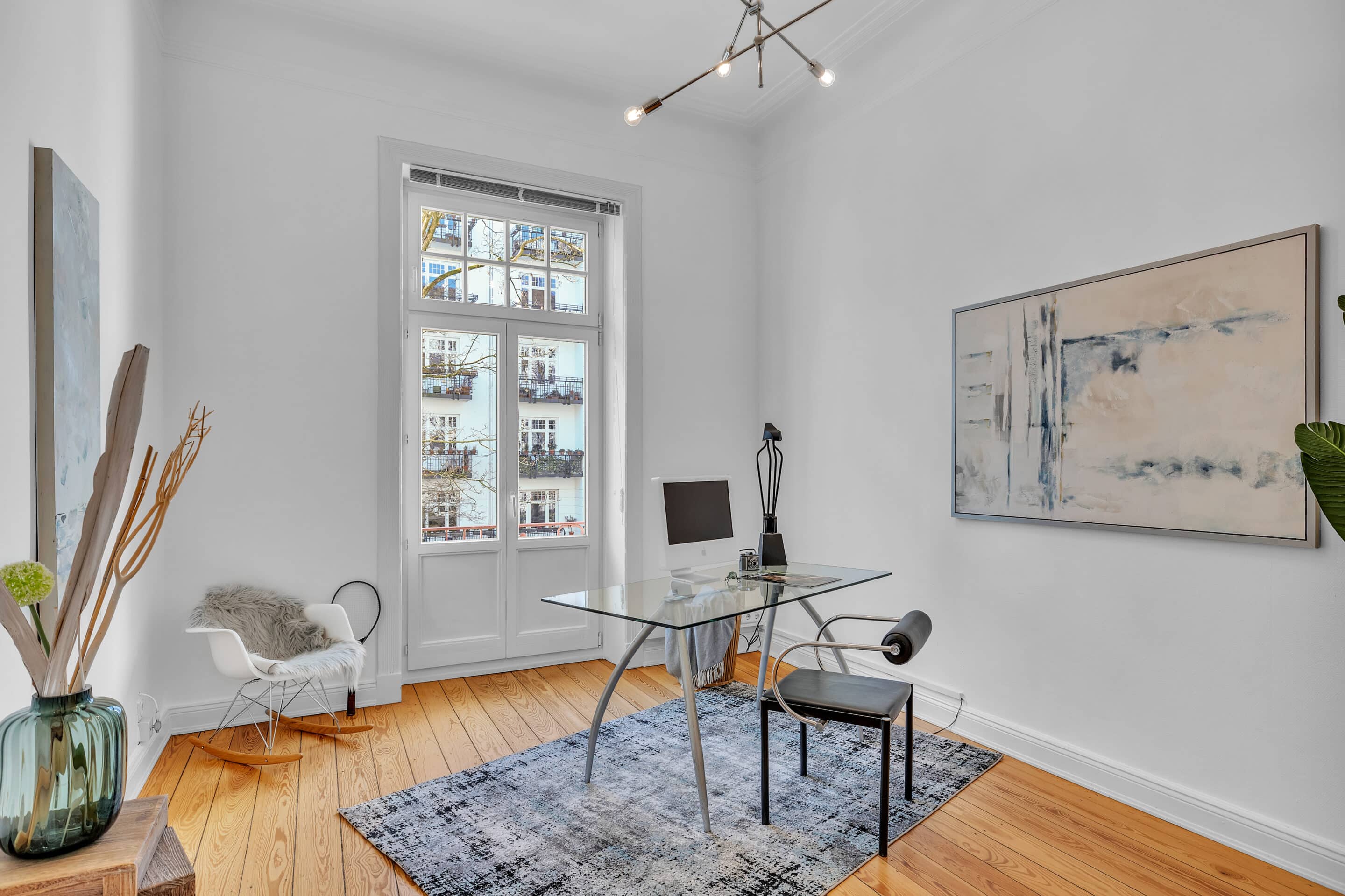 Arbeitsplatz mit hohen Decken in einem Hamburger Altbau